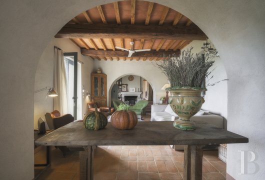 An old olive grove farmhouse restored to its former glory, overlooking the countryside in the Val d'Orcia in Tuscany - photo  n°14